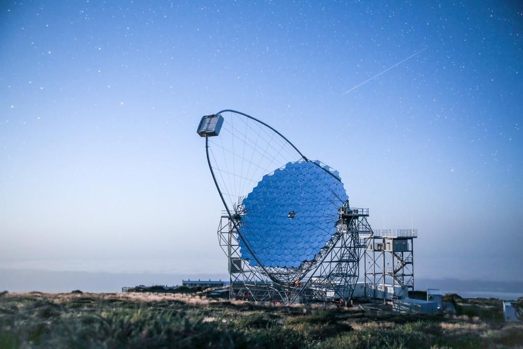 Uno de los cuatro telescopios de gran tamaño (LST) de  la Red Cherenkov en el Roque de Los Muchachos, en las cumbres de la Villa de Garafía