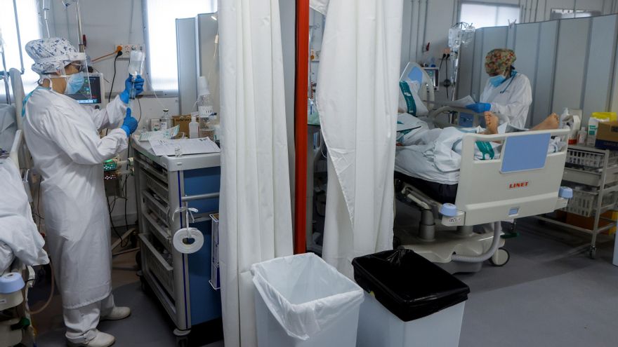 Personal sanitario del Hospital Parc Taulí de Sabadell (Barcelona) trabaja en la UCI para enfermos de covid-19. EFE/Quique Garcia/Archivo