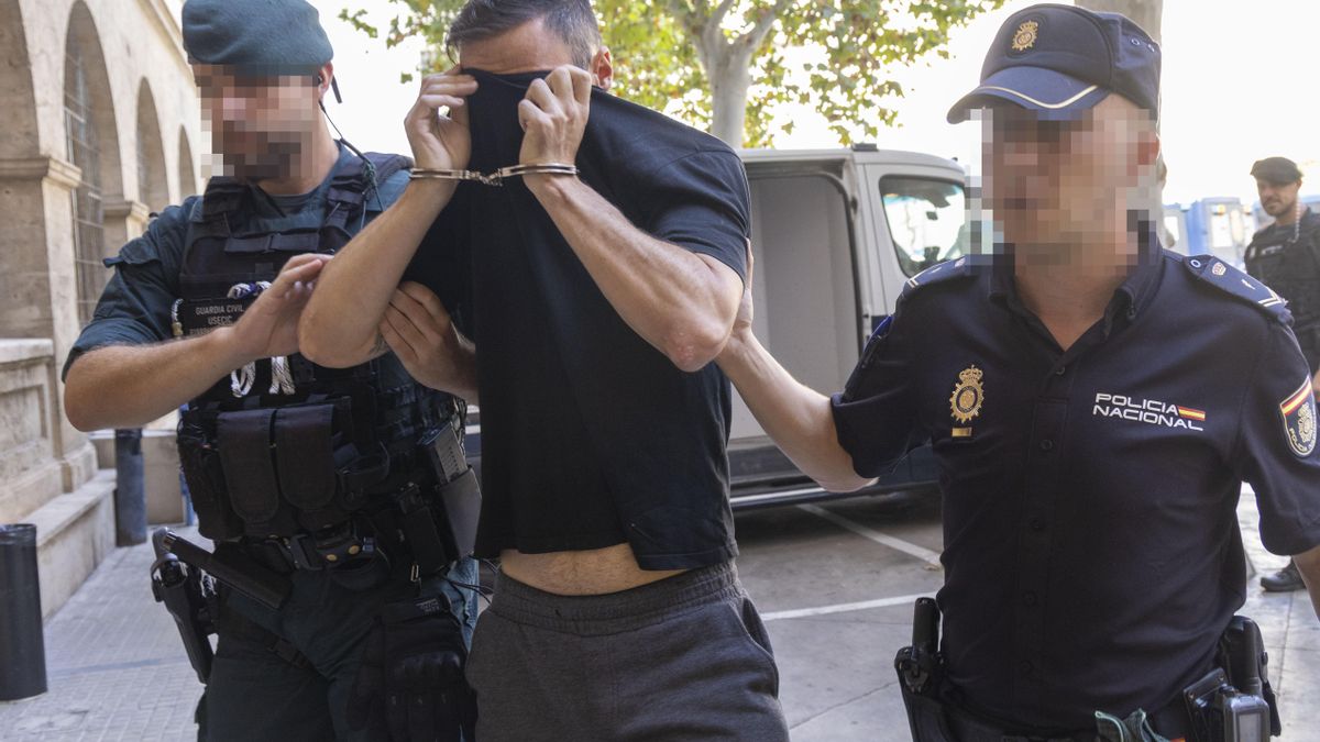 Los agentes escoltan a uno de los detenidos en la operación.