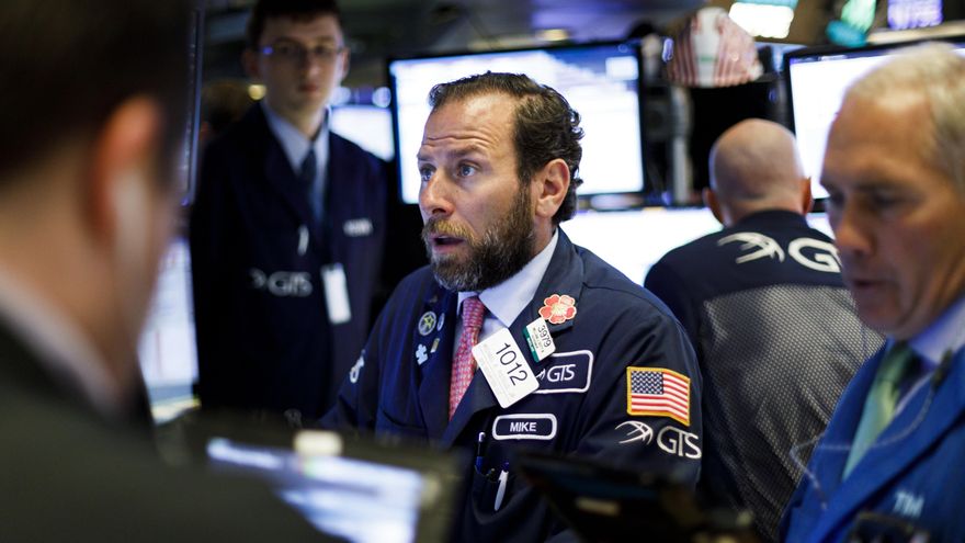 Wall Street cierra mixto tras la decisión de la Fed de mantener los tipos