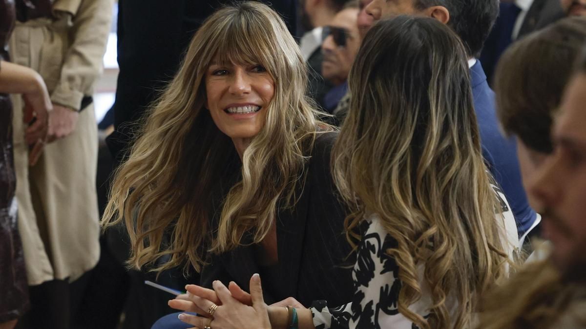 Begoña Gómez (i), mujer del presidente del Gobierno, en un reciente acto público.