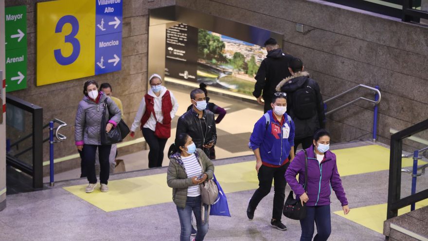 Varios pasajeros en una de las estaciones de Metro de Madrid.