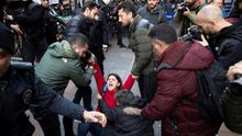 La Policía dispersa una marcha de mujeres que cantaban 'Un violador en tu camino' en Estambul por considerar la letra inaceptable