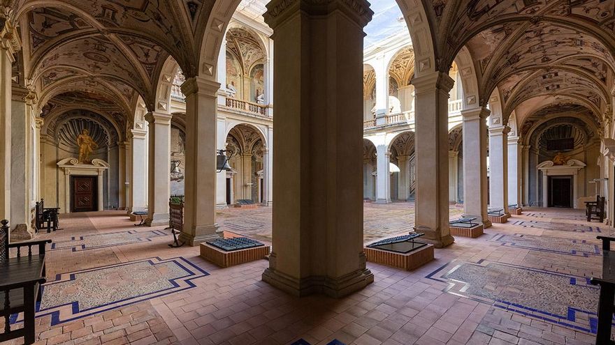 El palacio escondido entre campos manchegos que guarda más de 8.000 metros cuadrados de frescos renacentistas