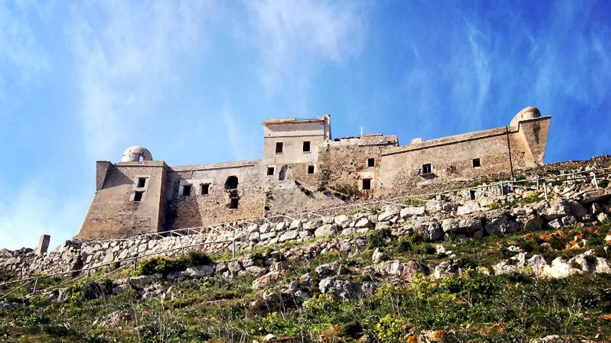 La historia de la fortaleza medieval que corona una isla en Sicilia y ha servido de escenario en 'La Odisea'