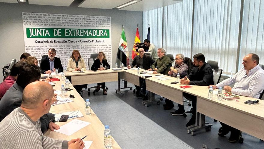 Los sindicatos docentes presentan una nueva propuesta de subida salarial en la última reunión con Educación