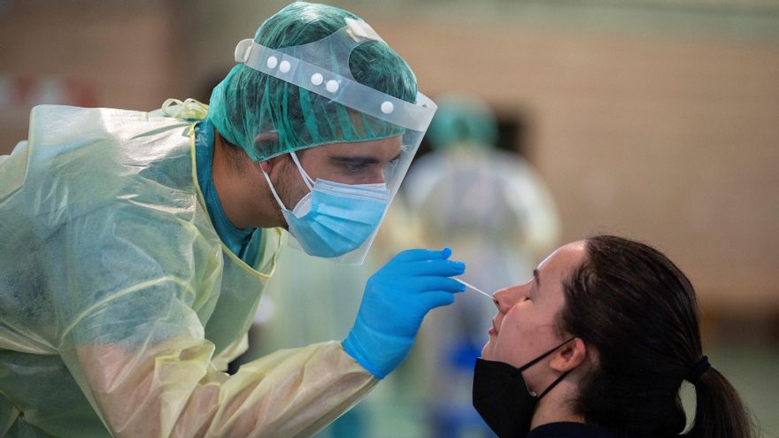 Un sanitario realiza una prueba PCR. EFE/Eliseo Trigo/Archivo