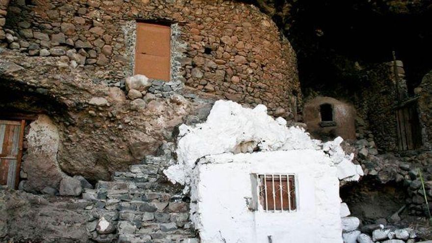 Casas integradas en el risco en Barranco Hondo.