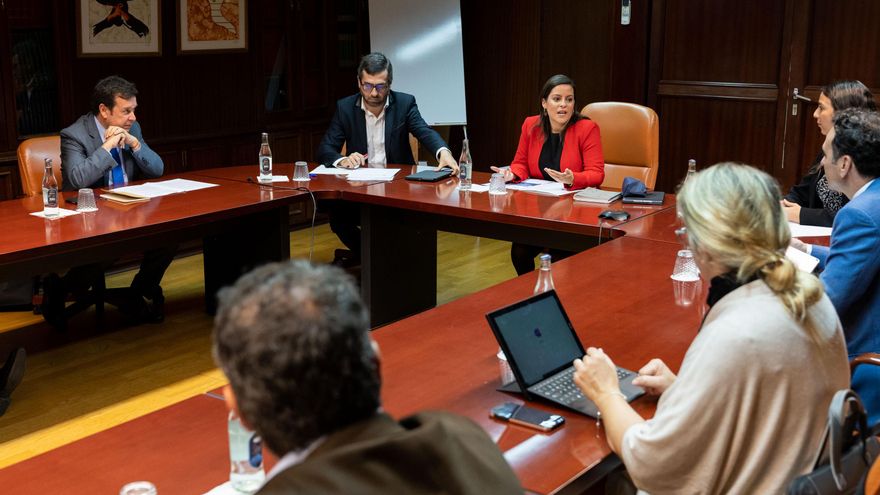 Imagen de una reunión en la Consejería de Turismo, Industria y Comercio del Gobierno de Canarias.