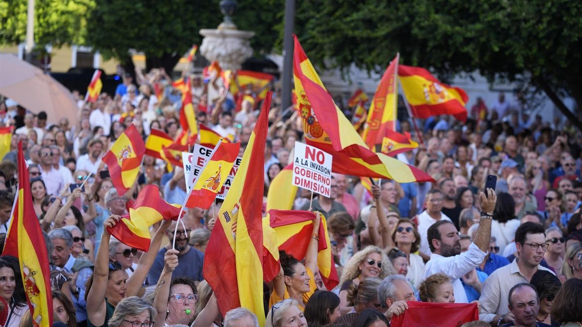 Concentración en Sevilla en apoyo al pueblo ceutí.