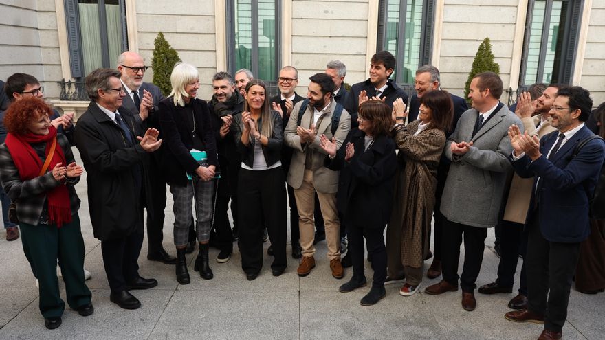 Varios diputados, incluida la portavoz de JxCat, Míriam Nogueras, aplauden a las puertas del Congreso de los Diputados este jueves.