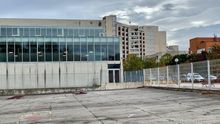 Un centro escolar vacío ubicado junto a la sede central del Gobierno vasco
