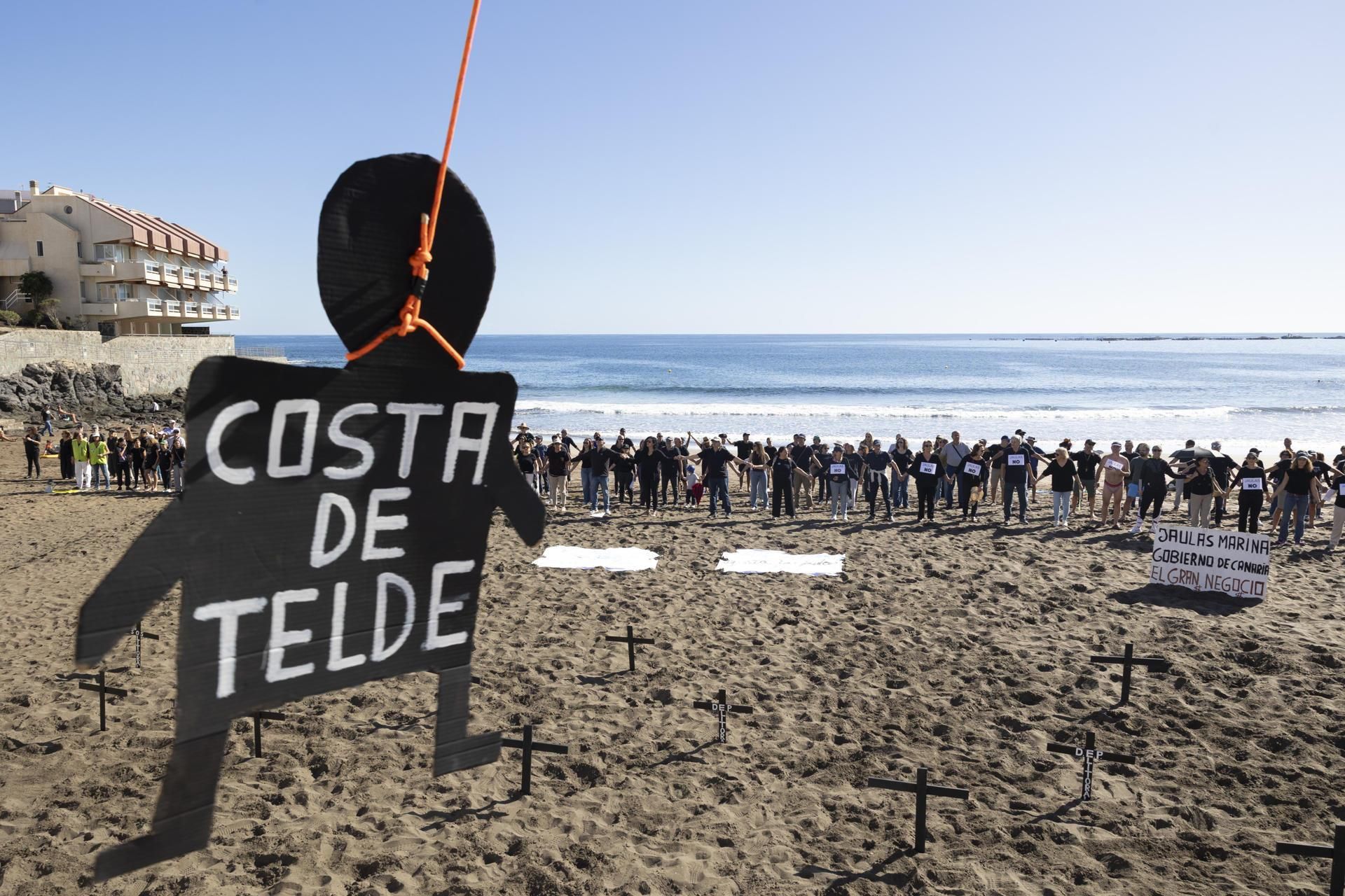 Cadena humana contra las jaulas marinas en la costa de Telde