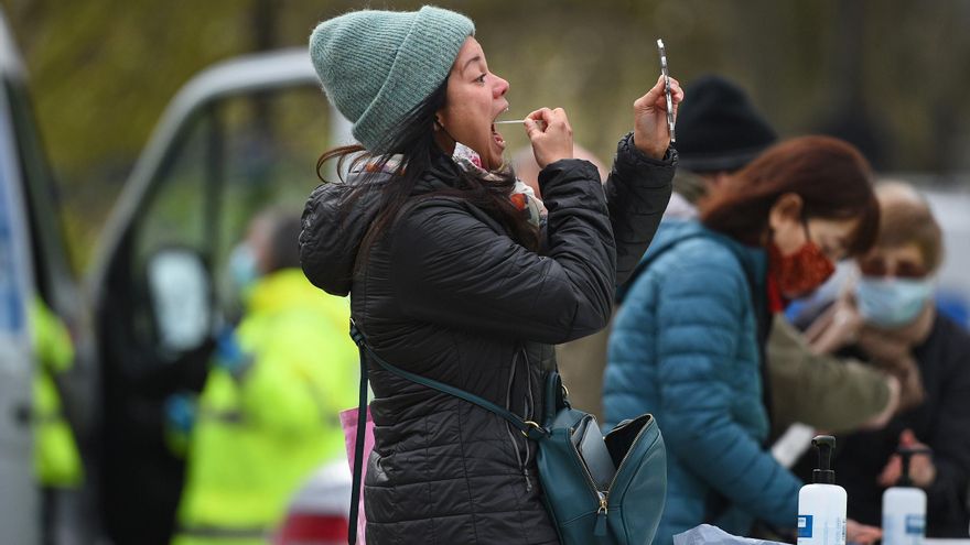 Una mujer se toma una muestra para una prueba de COVID-19 en Clapham Common, Reino Unido.