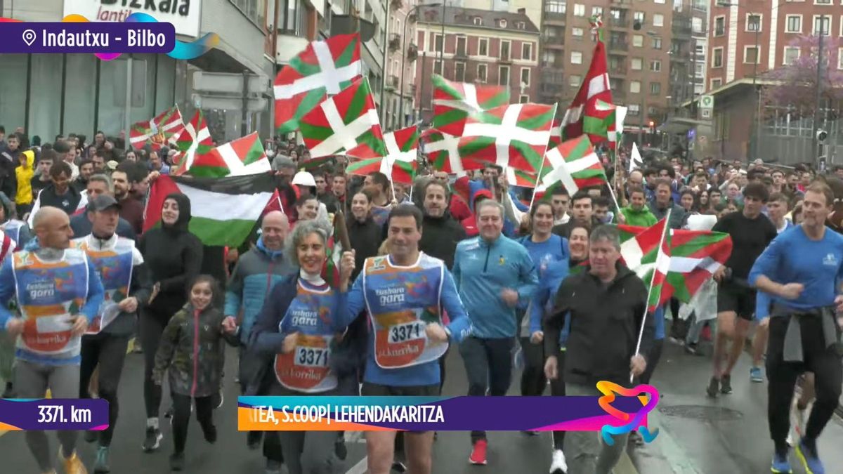 El equipo de Pradales tapa con ikurriñas a los presos de ETA durante la participación del lehendakari en la Korrika