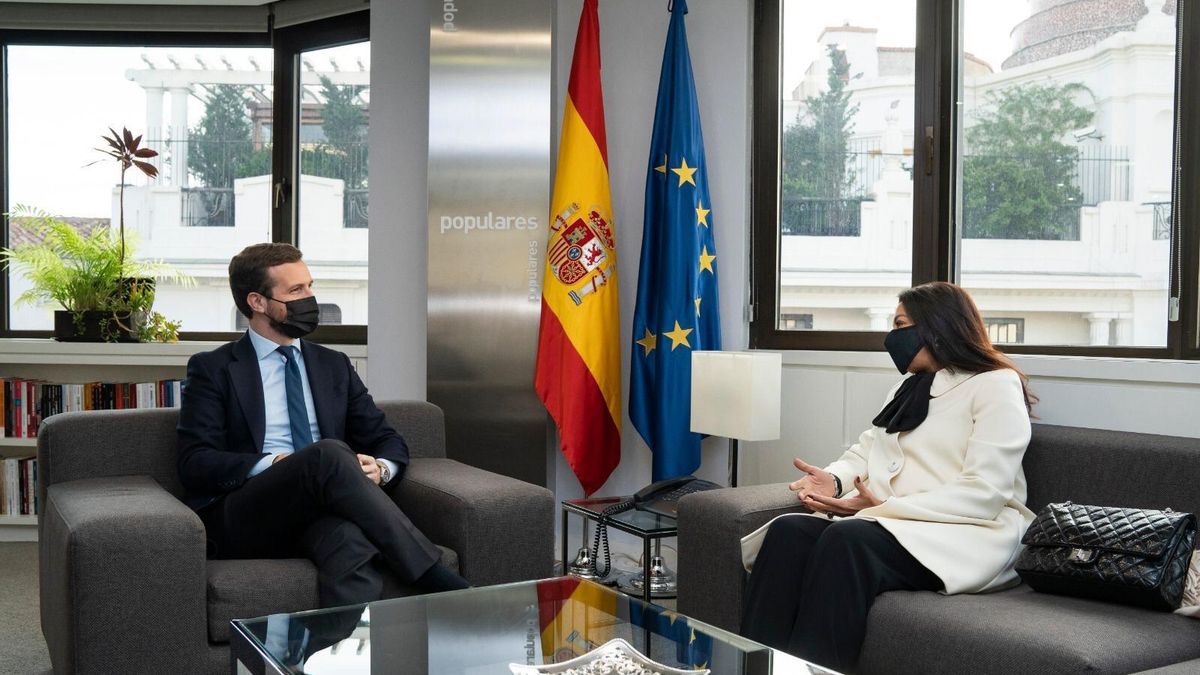 El presidente del PP, Pablo Casado, se reúne con la embajadora del Reino de Marruecos en España, Karima Benyaich, en  la sede del PP.