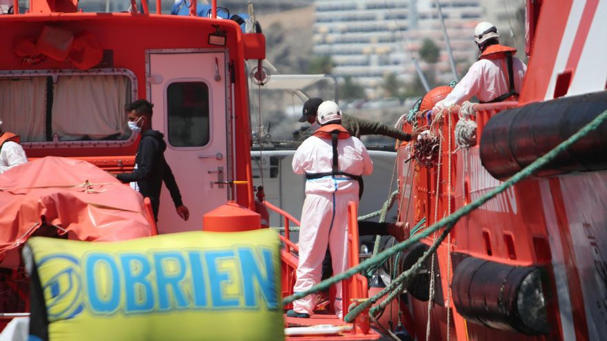 Llegada de migrantes rescatados por Salvamento Marítimo al muelle de Arguineguín
