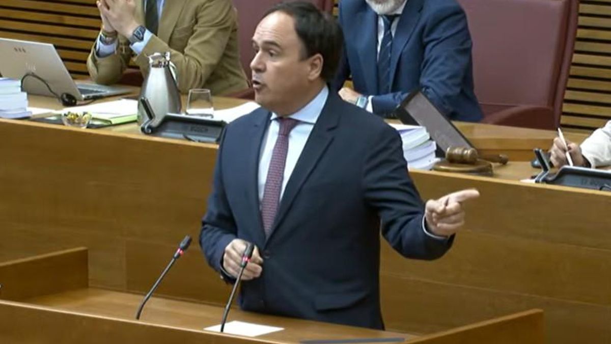 El presidente del Gobierno valenciano del PP evita rechazar la prioridad nacional propuesta por Vox en las Corts