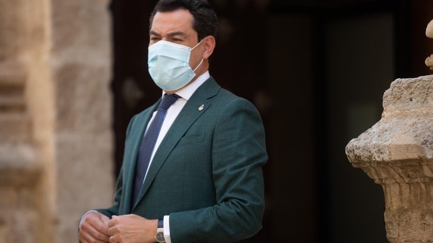 El presidente de la Junta de Andalucía, Juanma Moreno (d), el consejero de la Presidencia, en la primera jornada del Pleno del Parlamento de Andalucía. A 21 de julio de 2021, en Sevilla (Andalucía, España).