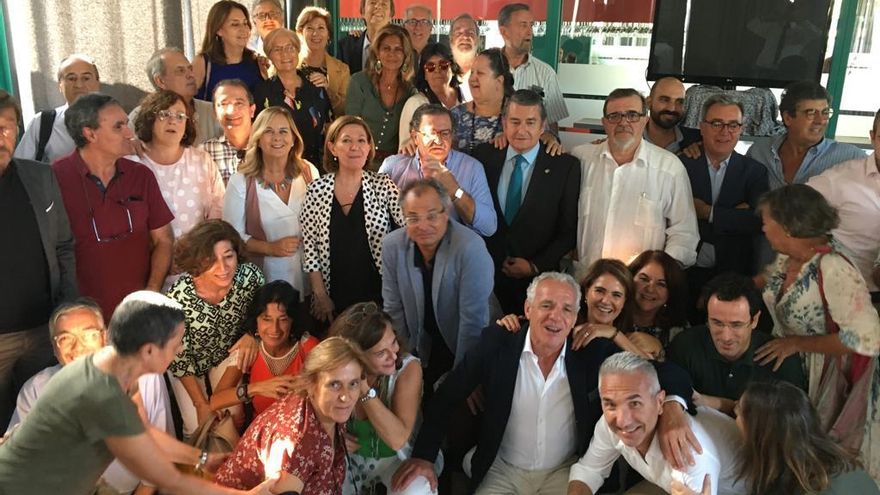 Pipo, rodeado de amigos y compañeros en su fiesta de jubilación.