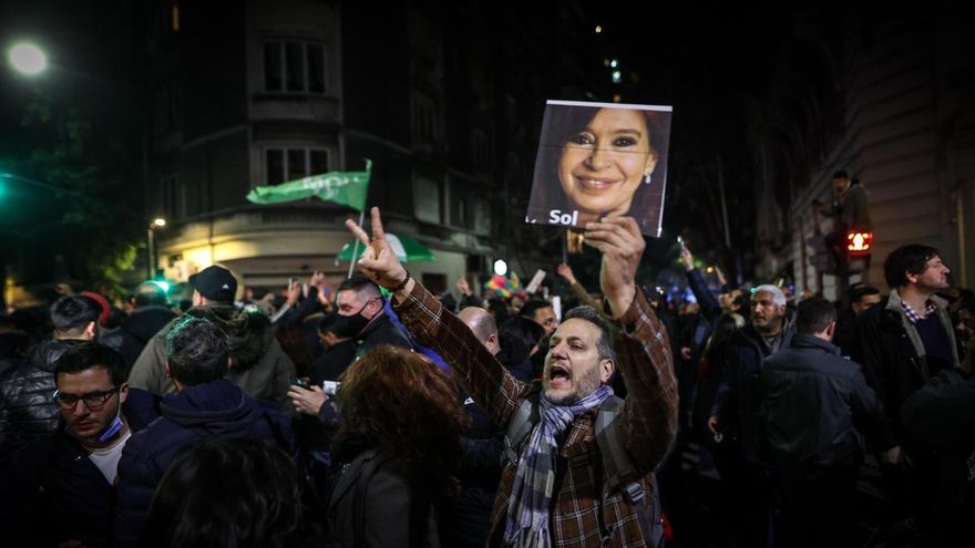 Un manifestante muestra un cartel de apoyo a Cristina Fernández de Kirchner durante las protestas.