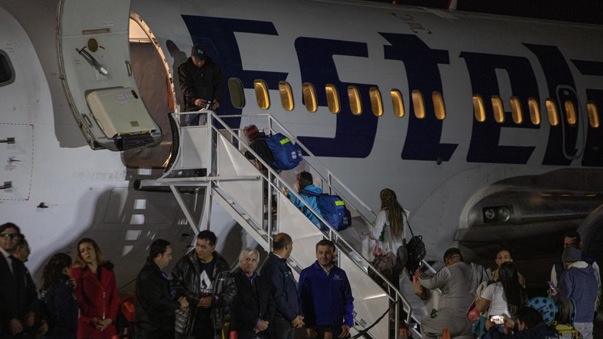 Avión con más de 100 migrantes varados en frontera de Chile parte a Venezuela