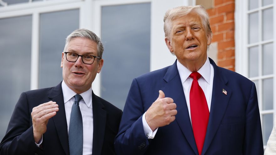 El Primer Ministro Británico Keir Starmer (I) y el Presidente de EE.UU. Donald J. Trump (D) posan para fotos antes de la reunión de líderes en el resort de golf Trump Turnberry en Turnberry, Escocia, Reino Unido, 28 de julio de 2025. El presidente Trump está de viaje privado a Escocia para visitar sus campos de golf. (Reino Unido) EFE/EPA/TOLGA AKMEN / POOL