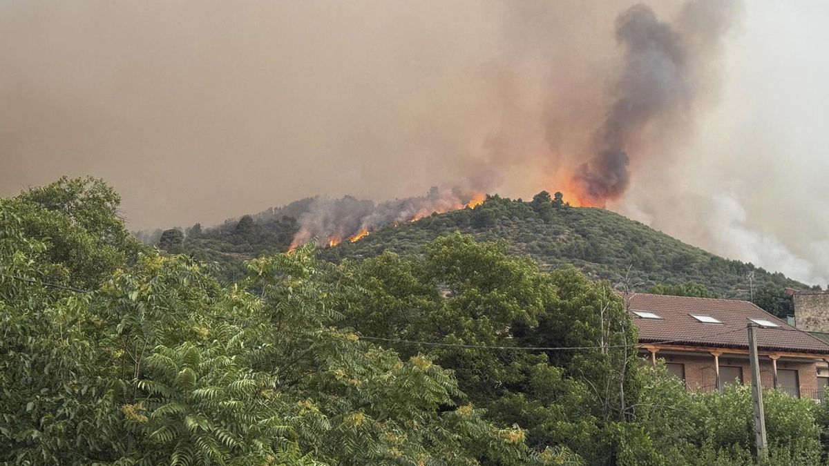El avance de las llamas hacia la localidad abulense de El Arenal ha obligado a confinar a este municipio de cerca de 1.000 habitantes