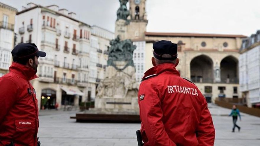 Detenido en Vitoria por agredir con una botella de cristal rota a un ertzaina que tendrá que ser operado