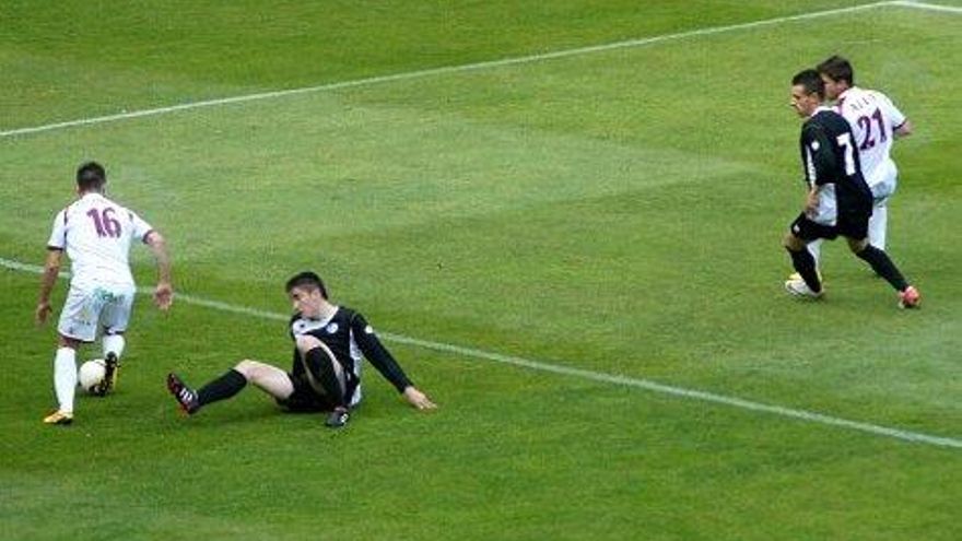 Lomas sienta a su par durante el partido.