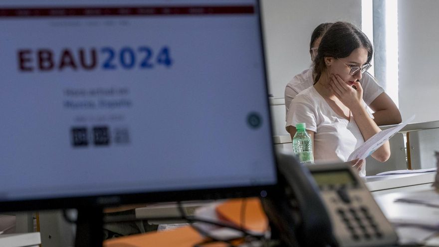 Nervios, repasos de última hora y amuletos en el primer día de la EBAU en Canarias