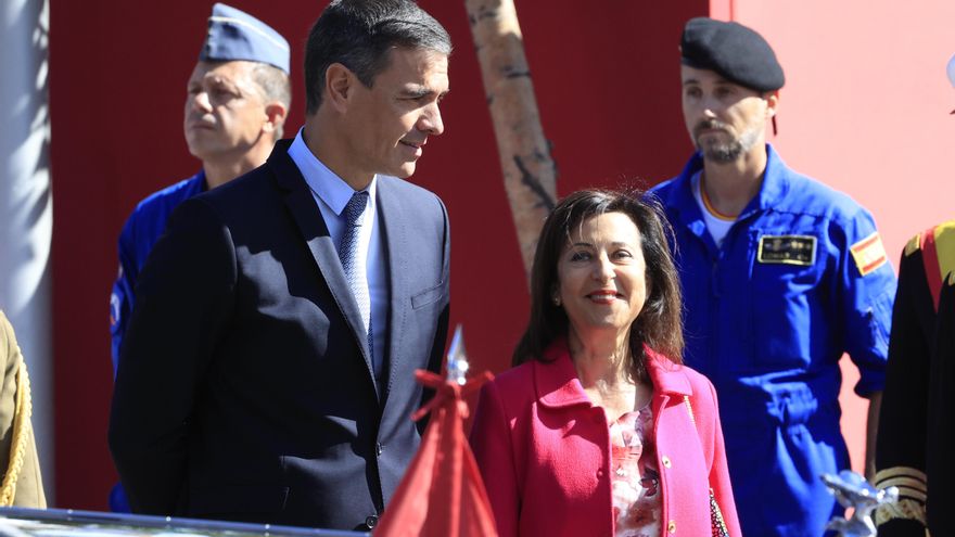 El presidente del Gobierno, Pedro Sánchez y la ministra de Defensa, Margarita Robles, al término del desfile del Día de la Fiesta Nacional, este miércoles, en Madrid. EFE/Zipi Aragón