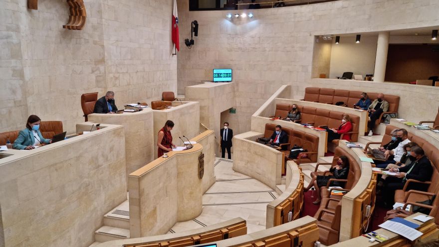 La consejera de Economía y Hacienda del Gobierno de Cantabria, María Sánchez, interviene en el Pleno del Parlamento regional