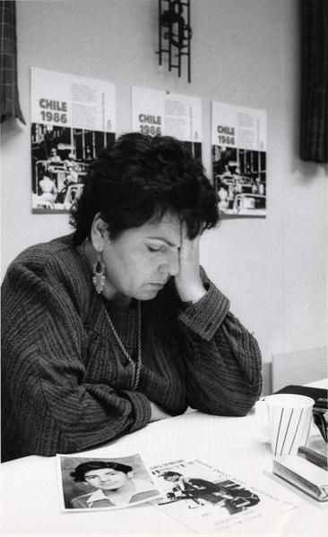 Personas como Verónica de Negri (en la foto, durante su visita a Noruega en 1986), madre de Rodrigo, golpeado y quemado hasta la muerte por soldados chilenos, no pueden creer que siga vigente la Ley de Amnistía, que liberó de responsabilidad criminal a todas las personas que cometieron o encubrieron crímenes cometidos entre el día del golpe militar y el 10 de marzo de 1978, fecha en que se levantó el estado de sitio. Aunque según cifras oficiales, desde el año 2.000 alrededor de 800 individuos han sido condenados, procesados o imputados, todavía hay más de 1.000 causas criminales activas. © Bernt Eide