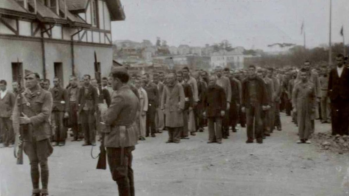 Presos políticos en las Caballerizas del Palacio de la Magdalena de Santander.