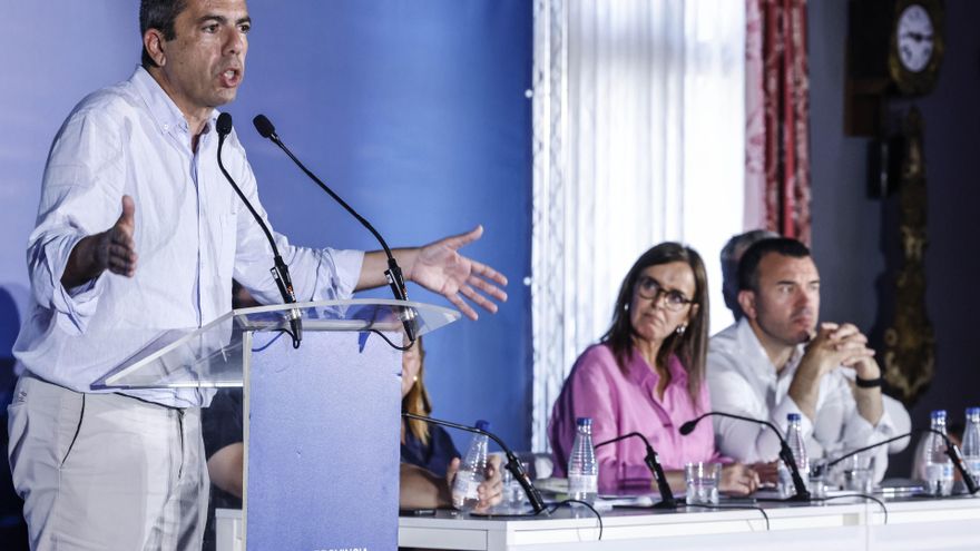 El presidente del PPCV y presidente de la Generalitat Valenciana, Carlos Mazón, interviene durante la reunión del comité y de la junta directiva del PP de la provincia de Valencia, junto a la vicesecretaria de Organización del PP, Carmen Fúnez.