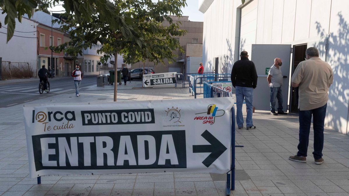 Vecinos de Lorca esperan su turno para hacerse la prueba del Covid- 19. EFE/Marcial Guillén/Archivo