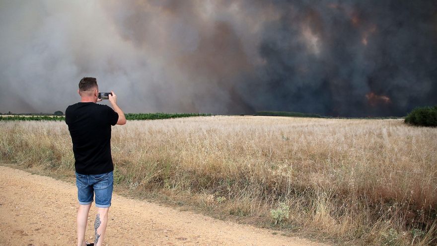 Activos 12 incendios en Asturias, donde preocupa el avance del fuego en Cangas de Narcea