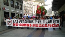 La primera columna, denominada 'No a la deudocracia, al TTIP, al CETA y a los paraísos fiscales' avanza hacia la Puerta del Sol