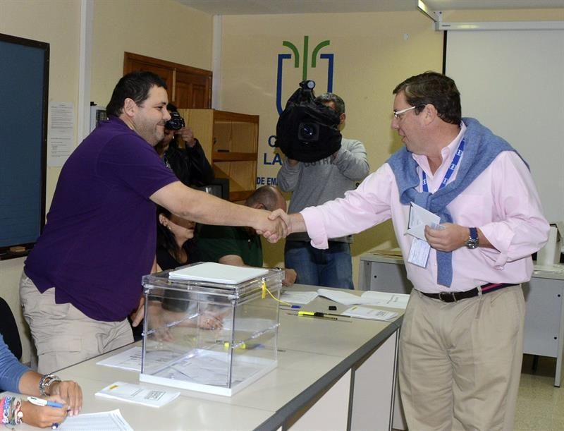 El candidato del PP a las elecciones europeas Gabriel Mato vota en un colegio electoral de la capital palmera