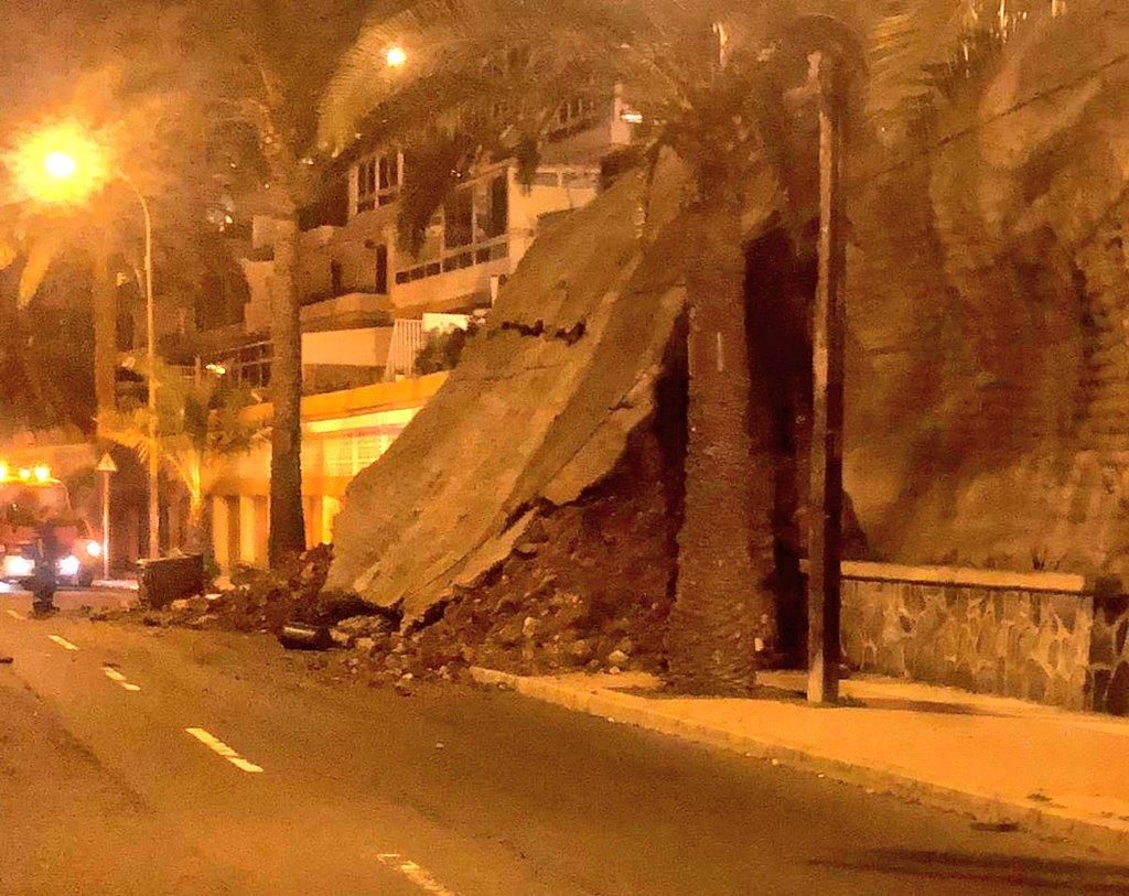 Derrumbe de un muro en el Paseo de Chil. Foto: Policía Local.