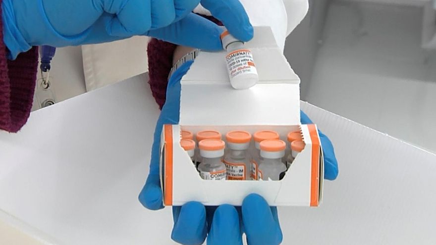 Un sanitario sostiene varias dosis de la vacuna pediátricas de Pfizer contra la covid, para niños de 5 a 11 años, este lunes en Santiago de Compostela. EFE/ SERGAS