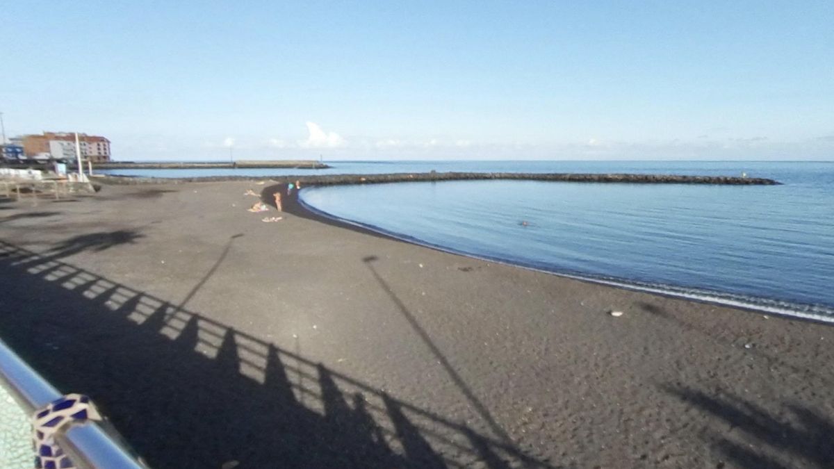 La Guardia Civil rescata de madrugada a una mujer en el mar en Tenerife