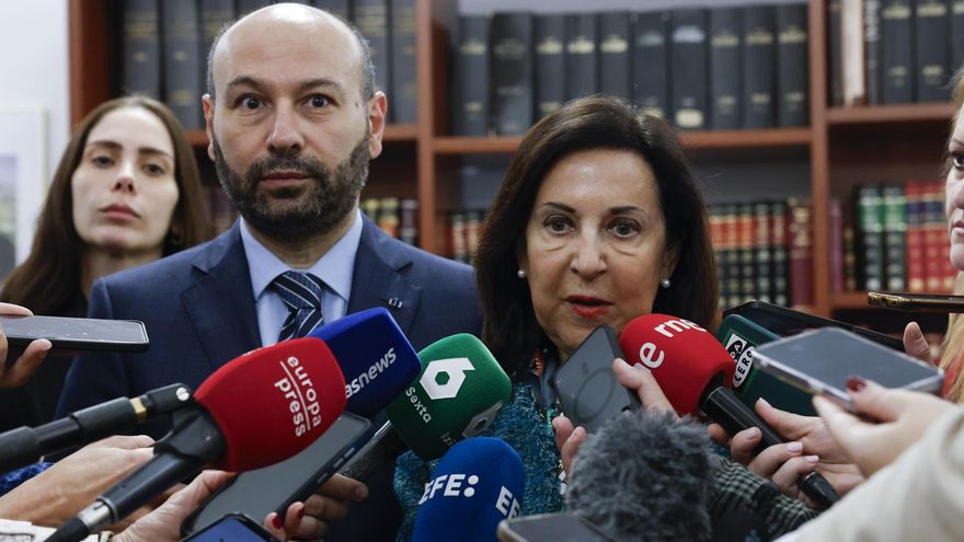 La ministra de Defensa, Margarita Robles, y el embajador de Líbano en España, Hani Chemaitelly, ofrecen declaraciones tras su reunión este miércoles en Madrid.-EFE/ J.J.Guillén