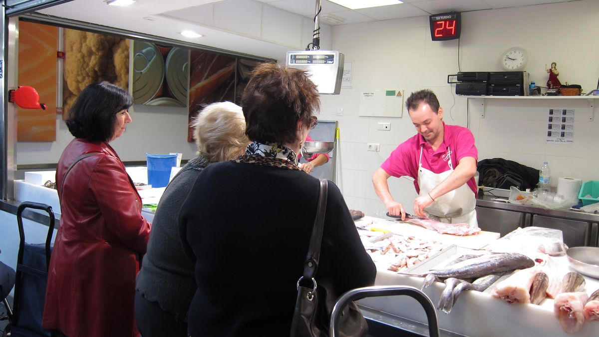 Archivo - Mercado del Carmen, Málaga, puesto, pescado