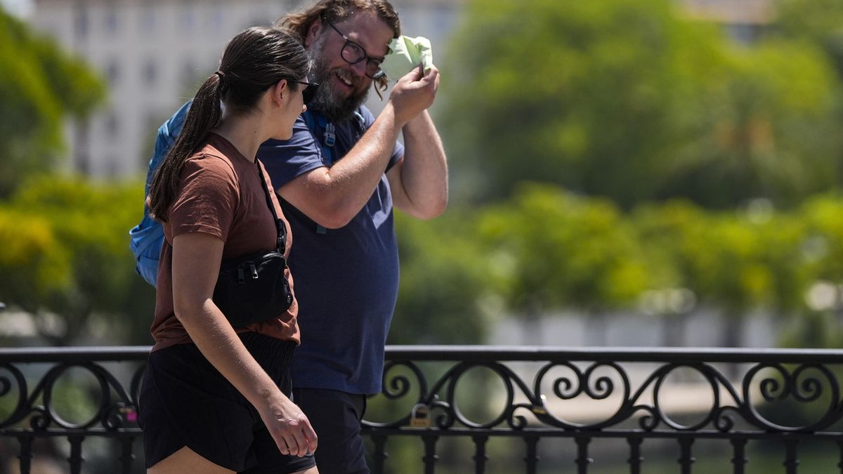 Archivo - Un hombre se seca el calor de la frente