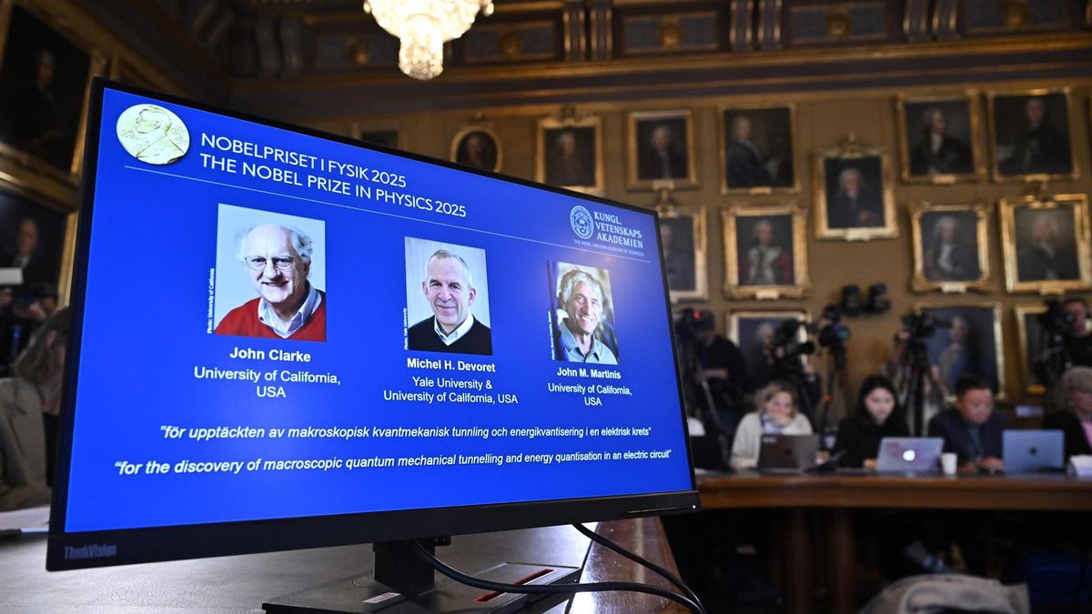 El premio Nobel de Física 2025 fue otorgado este martes a John Clarke, Michel H. Devoret y John M. Martinis "por el descubrimiento del efecto túnel cuántico macroscópico y la cuantización de la energía en un circuito eléctrico”.