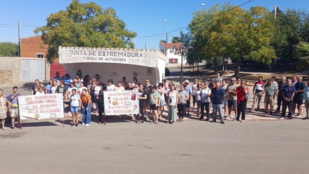 El conflicto del transporte escolar en Extremadura se enquista y dejará sin autobuses a 5.000 estudiantes por cuarto día