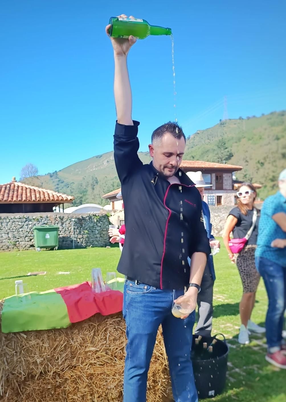 Abraham Castellanos, uno de los mayores expertos de sidra en Asturias, escanciando.