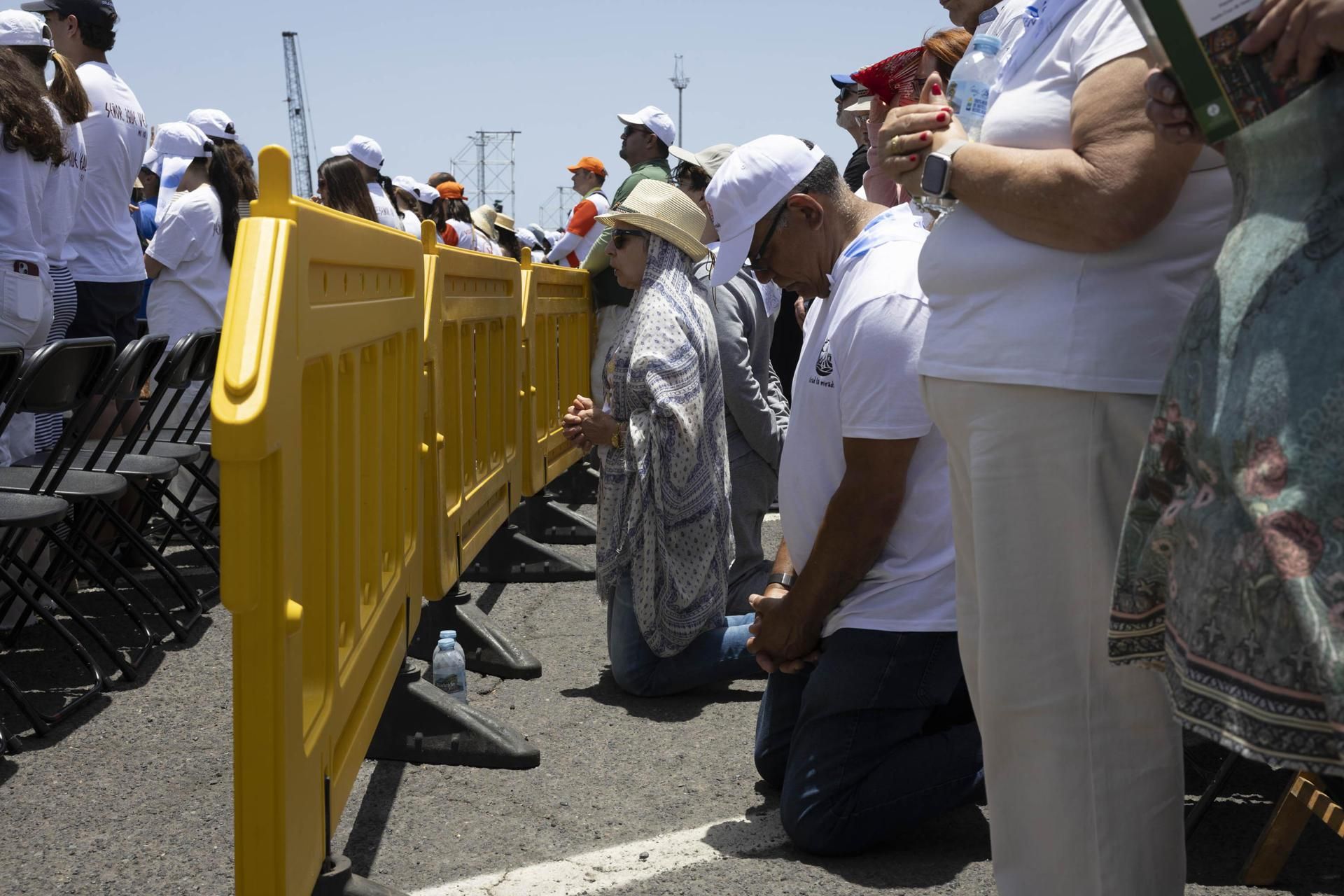 Varios fieles, durante la misa del Papa en Tenerife.